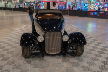 Las Vegas, ABD, Kasım 2021: 1935 Chevrolet Phaeton The Black Bow T1932 Ford Roadster 0032 by Chip Foose SEMA Show 'da sergilendi.