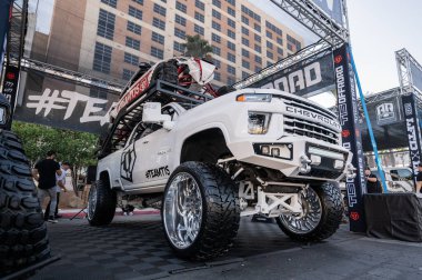 Las Vegas, ABD - 5 Kasım 2021 SEMA Show 'da sergilenen en en büyük kamyon