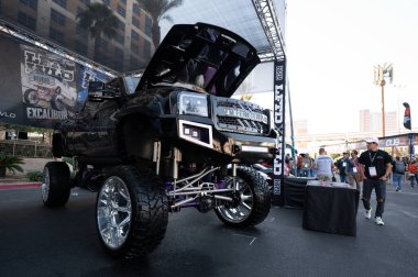 Las Vegas, ABD - 5 Kasım 2021 SEMA Show 'da sergilenen en en büyük kamyon