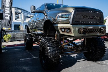 Las Vegas, ABD - 5 Kasım 2021 SEMA Show 'da sergilenen en en büyük kamyon