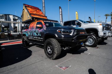 Las Vegas, ABD - 5 Kasım 2021 Toyota kamyonu SEMA Show 'da sergilendi