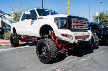Las Vegas, ABD - 5 Kasım 2021 SEMA Show 'da sergilenen en en büyük kamyon