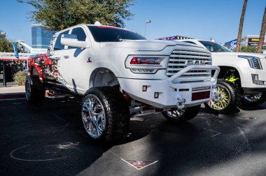 Las Vegas, ABD - 5 Kasım 2021 SEMA Show 'da sergilenen en en büyük kamyon