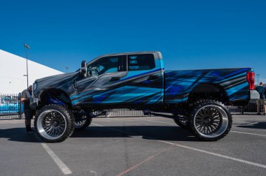Las Vegas, ABD - 5 Kasım 2021: Ford F-350 en büyük kamyon SEMA Show 'da sergilendi