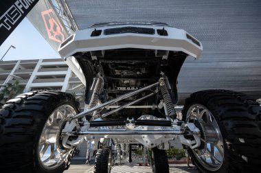 Las Vegas, ABD - 5 Kasım 2021 Yedi-Üç F-250 en büyük kamyon SEMA Show 'da sergilendi