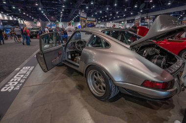 Las Vegas, ABD - 5 Kasım 2021 Porsche 911 RSR İnşaatçılar Savaşı sırasında SEMA Show 'da sergilendi.