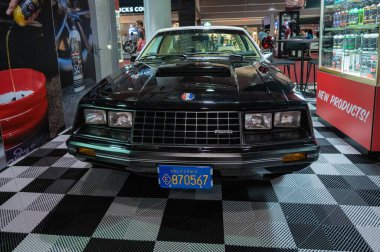 Las Vegas, ABD - 5 Kasım 2021: 1985 Ford Mustang polis arabası SEMA Show 'da sergilendi