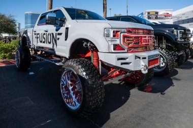 Las Vegas, ABD - 4 Kasım 2021: En Büyük Kamyonet SEMA Show 'da sergilendi.