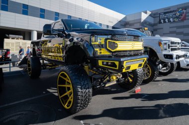 Las Vegas, ABD - 4 Kasım 2021: Ford F-250 SEMA Show 'da sergilendi.