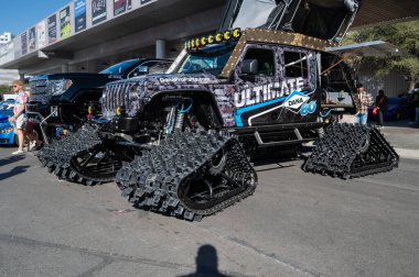 Las Vegas, ABD - 4 Kasım 2021: Ultimate Bugout Jeep JT Gladyatörü SEMA Show 'da sergilendi.