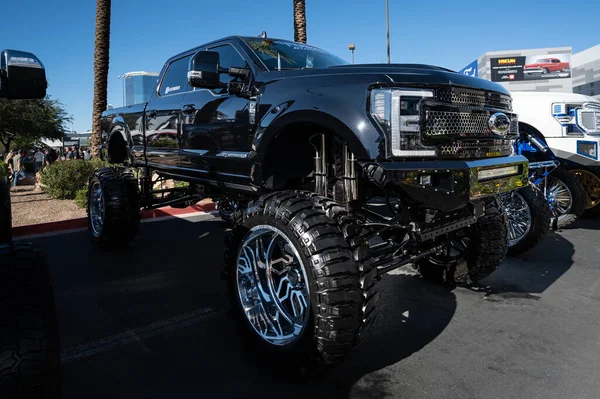 Las Vegas, ABD - 4 Kasım 2021: Ford F-250 SEMA Show 'da sergilendi.