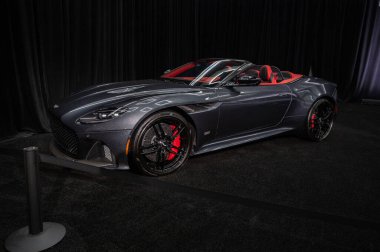 Los Angeles - ABD - 17 Kasım 2021: Aston Martin DBS Los Angeles Otomobil Fuarı 'nda sergilendi.