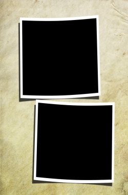 eski duvarda iki polaroids