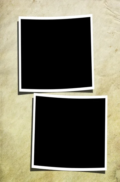 eski duvarda iki polaroids