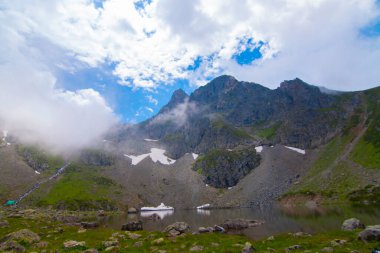 Avosur Platosu ve Göl, Kakar Dağlarının etekleri