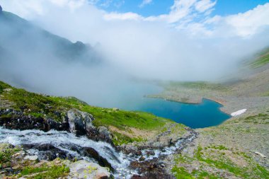Avosur Platosu ve Göl, Kakar Dağlarının etekleri