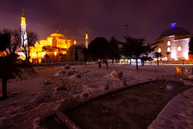 Mavi Cami Gecesi ve Karlı