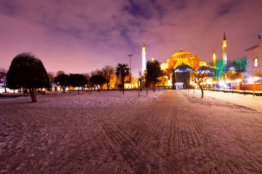 Mavi Cami Gecesi ve Karlı
