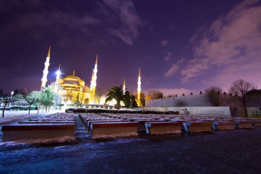 Mavi Cami Gecesi ve Karlı