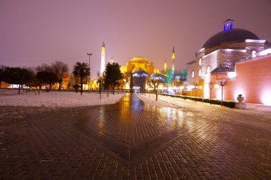 Mavi Cami Gecesi ve Karlı