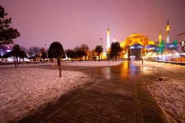 Mavi Cami Gecesi ve Karlı