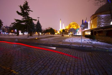Mavi Cami Gecesi ve Karlı