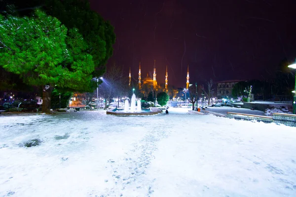 Ночь Голубой Мечети Снег — стоковое фото