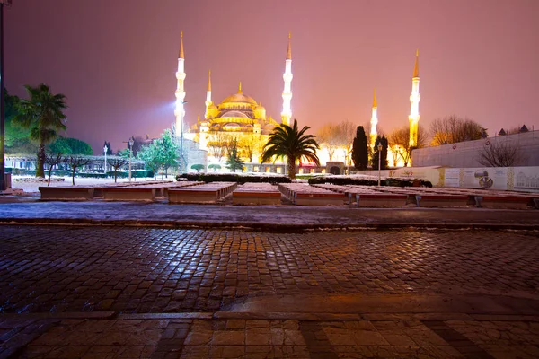 Mavi Cami Gecesi ve Karlı