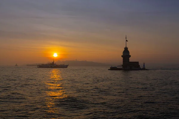 Bakire Kulesi dünyanın en çok fotoğraflanan yapısıdır. Uzun pozlama tekniğiyle fotoğraflanmıştır..