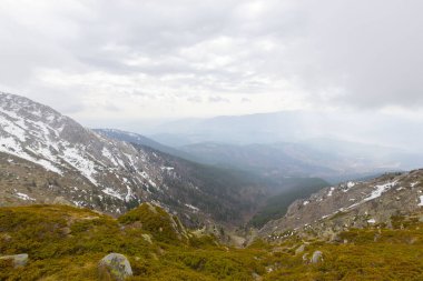 İnsanlar Uludağ Dağı 'nda kayak yapıyor. Uludağ Dağı Türkiye 'nin kayak merkezidir.