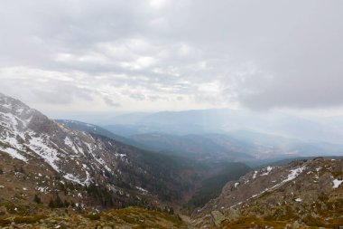 İnsanlar Uludağ Dağı 'nda kayak yapıyor. Uludağ Dağı Türkiye 'nin kayak merkezidir.