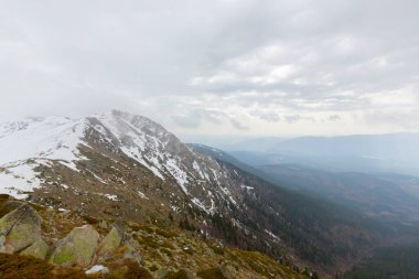 İnsanlar Uludağ Dağı 'nda kayak yapıyor. Uludağ Dağı Türkiye 'nin kayak merkezidir.
