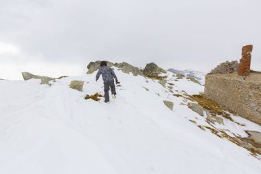İnsanlar Uludağ Dağı 'nda kayak yapıyor. Uludağ Dağı Türkiye 'nin kayak merkezidir.