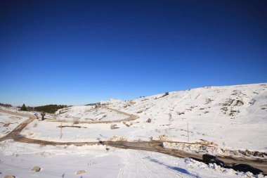 İnsanlar Uludağ Dağı 'nda kayak yapıyor. Uludağ Dağı Türkiye 'nin kayak merkezidir.