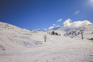 İnsanlar Uludağ Dağı 'nda kayak yapıyor. Uludağ Dağı Türkiye 'nin kayak merkezidir.