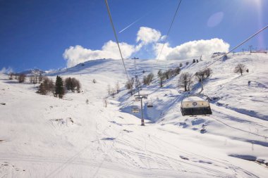 İnsanlar Uludağ Dağı 'nda kayak yapıyor. Uludağ Dağı Türkiye 'nin kayak merkezidir.
