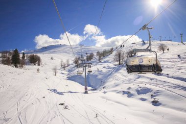 İnsanlar Uludağ Dağı 'nda kayak yapıyor. Uludağ Dağı Türkiye 'nin kayak merkezidir.