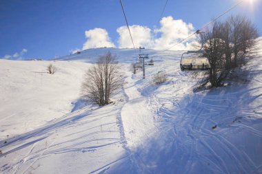 İnsanlar Uludağ Dağı 'nda kayak yapıyor. Uludağ Dağı Türkiye 'nin kayak merkezidir.