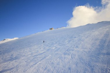 İnsanlar Uludağ Dağı 'nda kayak yapıyor. Uludağ Dağı Türkiye 'nin kayak merkezidir.