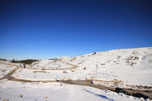 İnsanlar Uludağ Dağı 'nda kayak yapıyor. Uludağ Dağı Türkiye 'nin kayak merkezidir.