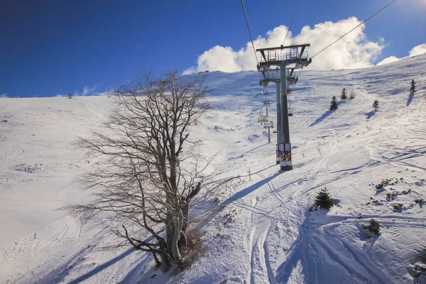 人们在乌鲁达格山滑雪 乌鲁达格山是土耳其的滑雪胜地 — 图库照片