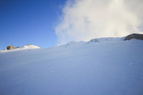 산에서 사람들 스키타고 있어요 터키의 리조트이다 — 스톡 사진