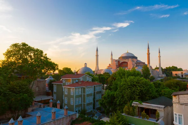 İstanbul 'da Ayasofya' nın güzel manzarası, gün batımında Türkiye 'nin tepesinden