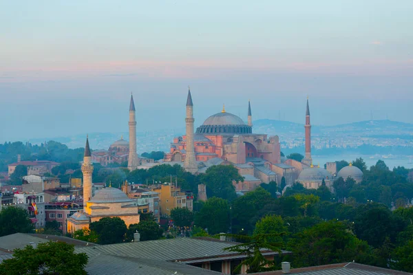 イスタンブールのハギア ソフィアの美しい景色 日没時のトップビューからトルコ — ストック写真