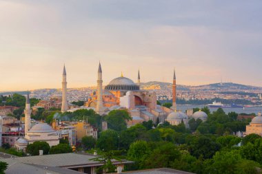 İstanbul 'da Ayasofya' nın güzel manzarası, gün batımında Türkiye 'nin tepesinden