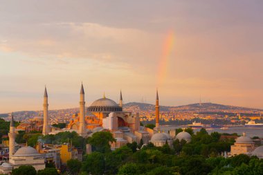 İstanbul 'da Ayasofya' nın güzel manzarası, gün batımında Türkiye 'nin tepesinden