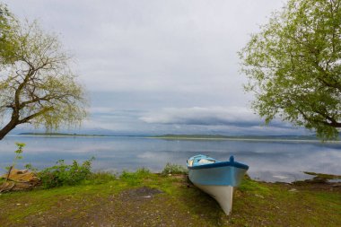 Türkiye 'nin Golyazi Köyünde balıkçı teknesi