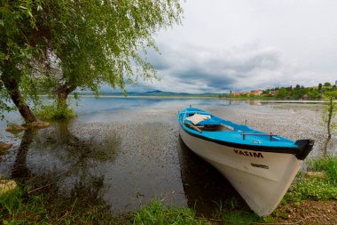 Türkiye 'nin Golyazi Köyünde balıkçı teknesi