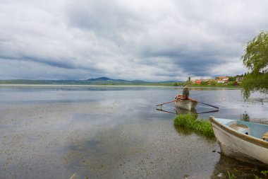 Türkiye 'nin Golyazi Köyünde balıkçı teknesi