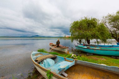 Türkiye 'nin Golyazi Köyünde balıkçı teknesi